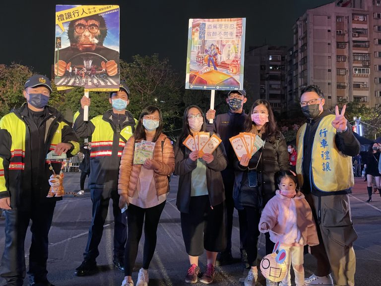圖片說明：士林分局交通安全宣導團與賞花燈民眾合影。 (記者林艷林翻攝)