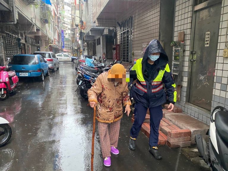 圖片說明:新生所員警錢忠平、莊心志巡邏發現一名阿嬷在菜市場附近徘徊。(記者馬治薇翻攝)