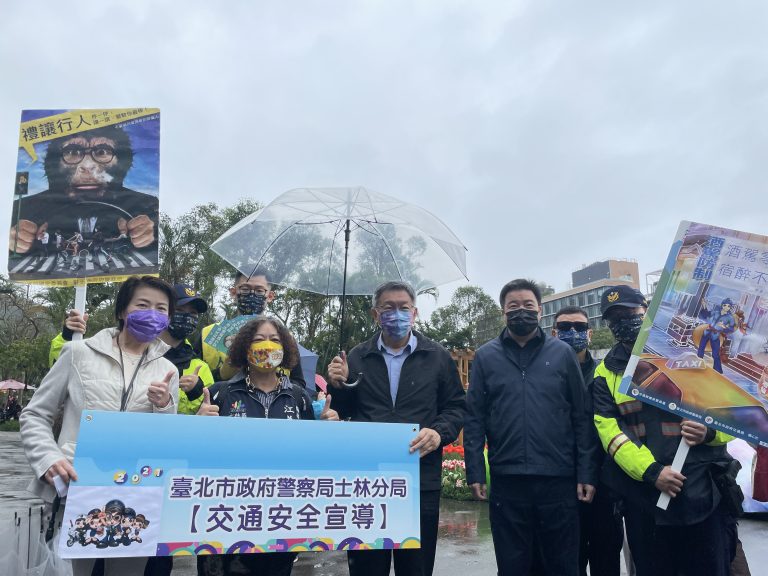 圖片說明：士林分局交通安全宣導團化身「鬱見幸福｣特派員，陪同市長一起向賞花朋友宣導交通安全之重要。 (記者林艷林翻攝)
