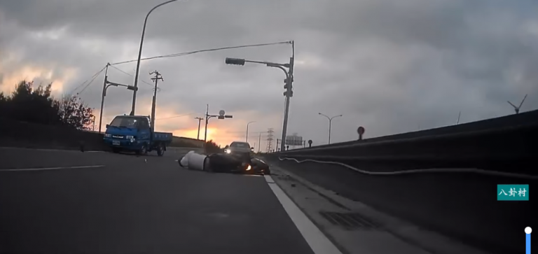 圖片說明：蘆竹區西部濱海快速道路與海山中街口發生一起交通事故。（圖／翻攝自八卦村臉書社團）