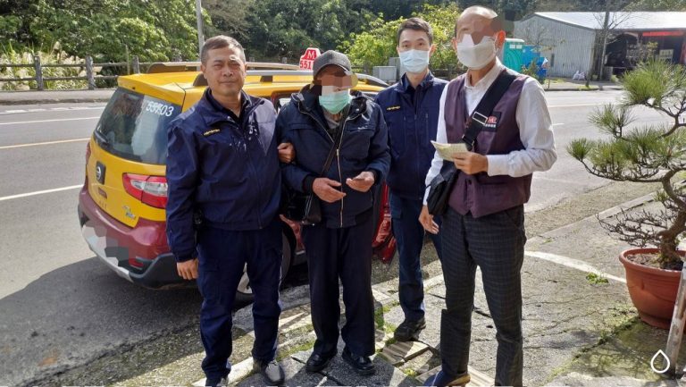 圖片說明：溪山派出所警員黃謙勛於勤務時，得知失智阿伯搭乘計程車不知途返，查證身分後聯繫家屬。 (記者林鈞澤翻攝)