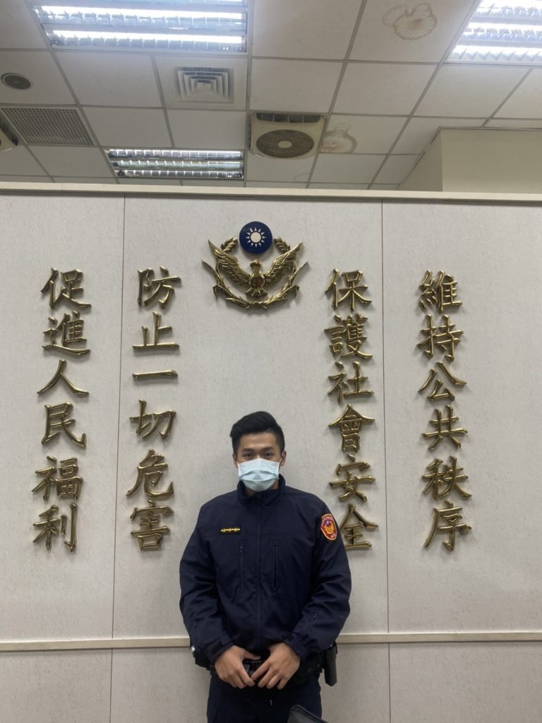 圖片說明：後港派出所警員許天騏即時協助實施CPR，順利挽回梁男性命。 (記者林艾錡翻攝)
