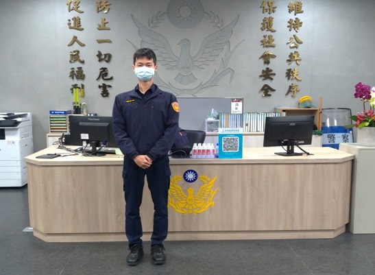 圖片說明：社子派出所社區家防官警員陳柏翰眼尖發現患有重度自閉症之陳男，通知家屬帶回照護。 (記者林艷林翻攝)