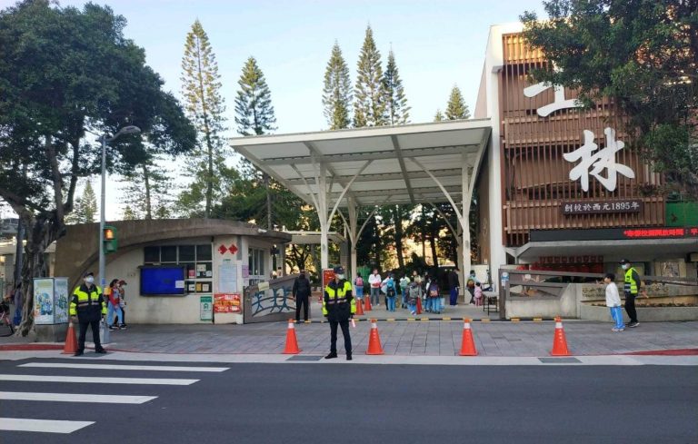 圖片說明：士林分局於開學日上、下學時段，維護校園周邊交通安全，並實施交通安全宣導。 (記者林艷林翻攝)