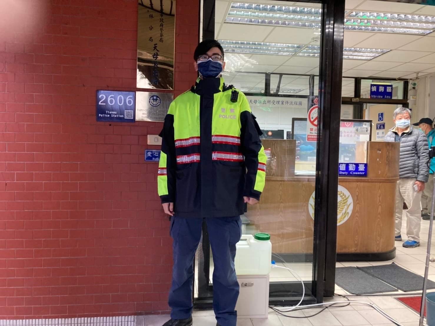 圖片說明：天母所警員郭上豪接獲通報國泰世華銀行有民眾疑似遭詐騙，立即趕赴現場處理。 (記者林鈞澤翻攝