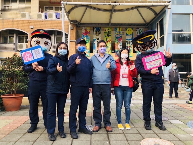 圖片說明：海山分局長周振安帶領家防官們於校園門口進行婦幼安全宣導。 (記者林鈞澤翻攝)