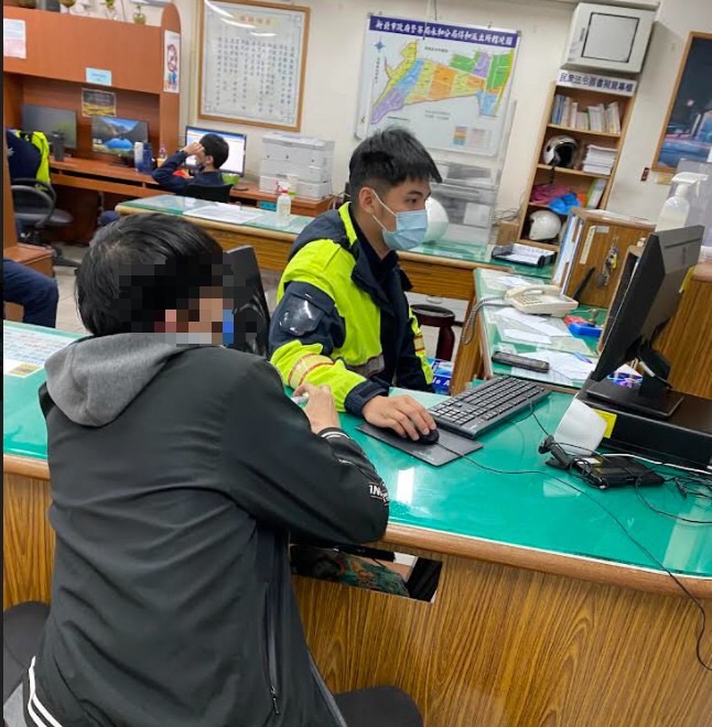 圖片說明:得和所員警李振昇巡邏時尋獲一名失蹤青少年,積極助其返家團圓。(記者林鈞澤翻攝)