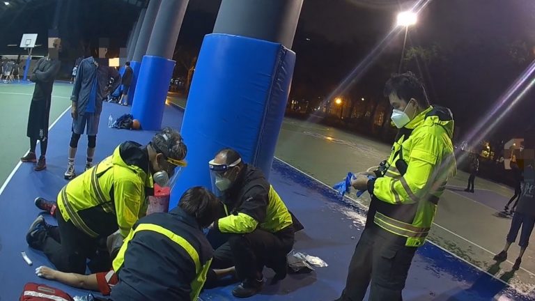 圖片說明：文聖派出所員警黃建皓與救護人員立即趕至現場實施CPR搶救昏迷男子，送醫後恢復呼吸心跳。 (記者林鈞澤翻攝)