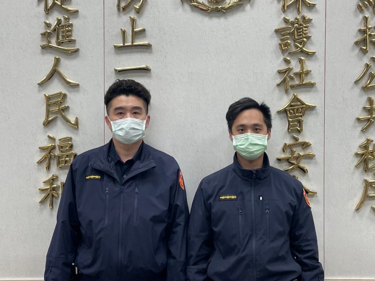 圖片說明：後港派出所警員（左：簡裕益、右：王淮臻）接獲通報劍潭郵局疑似有民眾遭詐騙，立即趕赴現場。。 (記者林艷林翻攝)