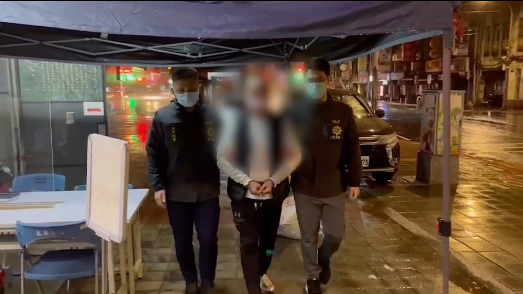 圖片說明:吳姓嫌犯被員警帶返分局。(記者葉鈞宇翻攝)