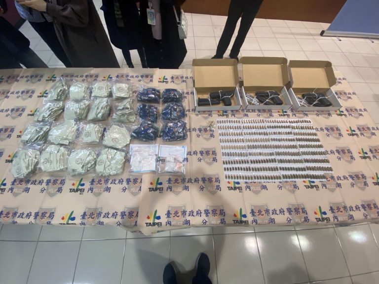 圖片說明：內湖分局查獲槍枝、子彈、毒品咖啡包等證物（記者宋紹誠翻攝）