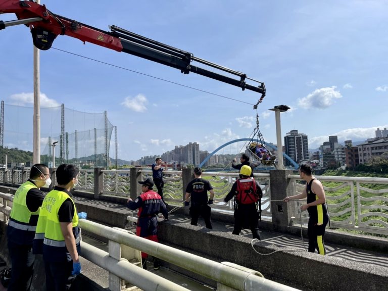 圖片說明:汐止區江北二橋畔發生民眾跌落事故,警方以吊掛作業順利救出。(記者趙靜姸翻攝)