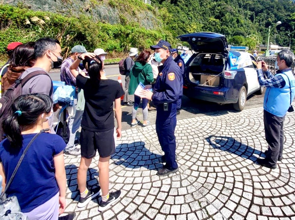 圖片說明：臺北市保安警察大隊派駐水庫小隊設立宣導站，實施交通安全及反詐騙訊息的解說。(記者宋紹誠翻攝）
