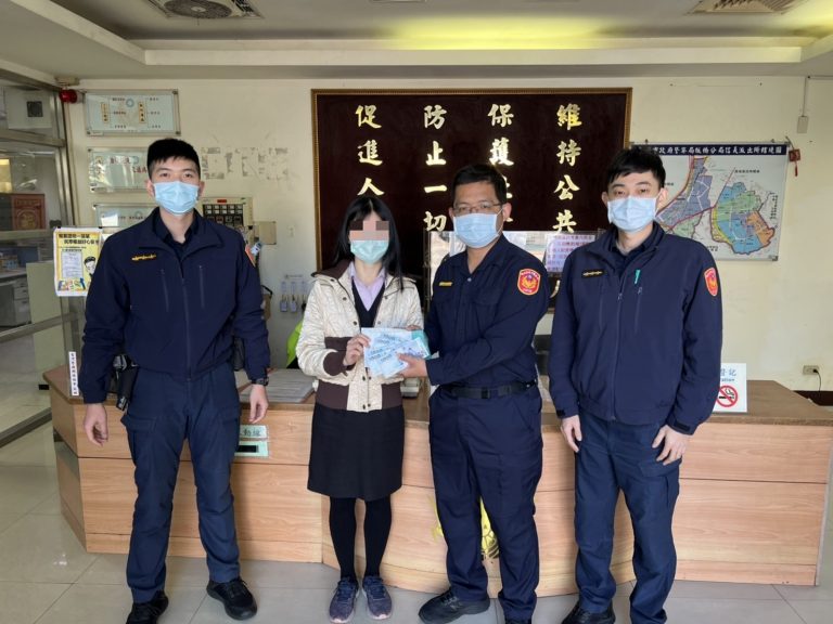 圖片說明：信義派出所所長鍾明豐、警員謝侑軒、廖國豪接獲報案，偕同被害人先生共同合作，保住這對夫妻的甘苦錢。 (記者林艷林翻攝)