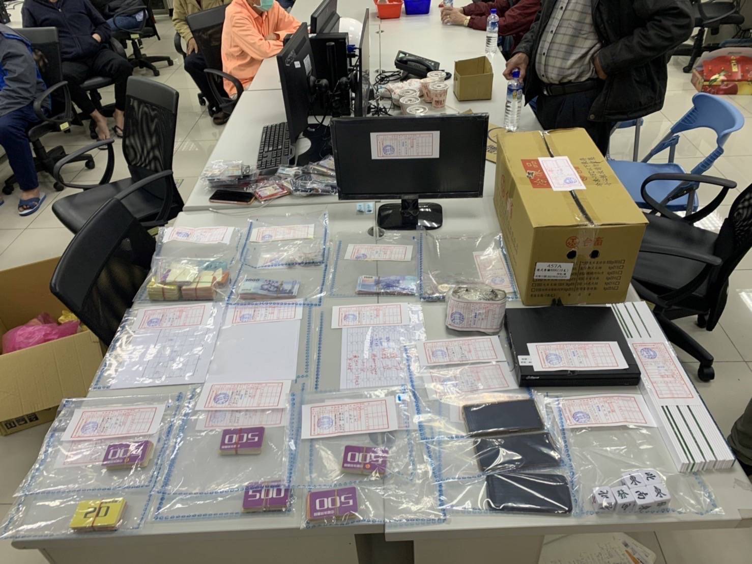 圖片說明:警方當場查獲犯嫌2名、賭客23人,並查扣麻將牌、點數卡、帳冊、監視器鏡頭及抽頭金等證物。(記者葉鈞宇翻攝)