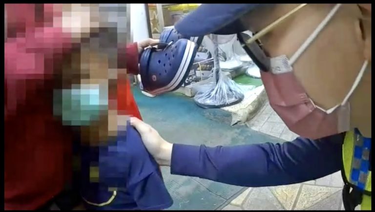 圖片說明：蘆竹交通分隊長官于城及警員許文謙助小男孩找到媽媽。（記者宋紹誠翻攝）