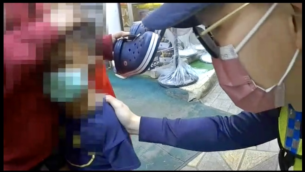圖片說明:蘆竹交通分隊長官于城及警員許文謙助小男孩找到媽媽。(記者宋紹誠翻攝)