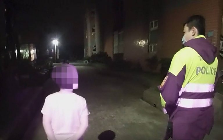 圖片說明：9歲男童獨自搭公車要找阿嬷卻迷了路。（記者包克明翻攝）