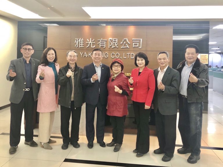 圖片說明：（右到左）臺北市退休警察人員協會理事長陳合良、前總統府第二局專門委員陳銘蒼、前《紐約明報》CEO兼總編輯劉正廷、前總統府公共事務室專門委員林品香、國策顧問廖全平、台北798畫廊陳宥汝、中華收藏家協會理事長張福利、錦碩股份有限公司業務副總魏賴慶。（劉正廷攝）