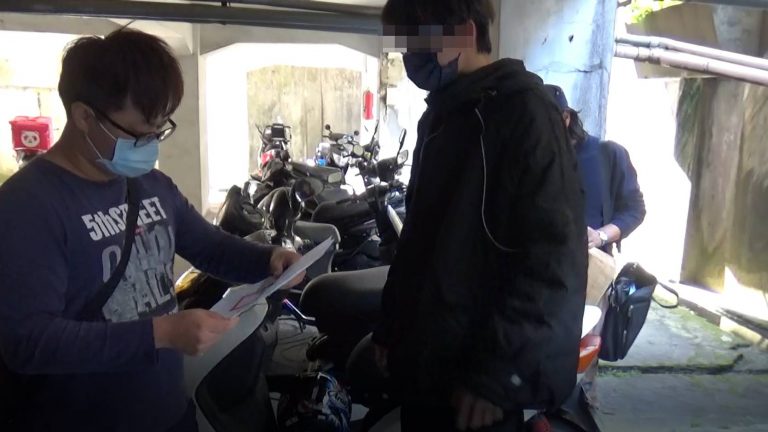 圖片說明：士林分局專案小組連日跟監，見時機成熟，持拘票、搜索票在台北市萬華區一帶，當場將犯嫌查獲到案。 (記者林艾錡翻攝)