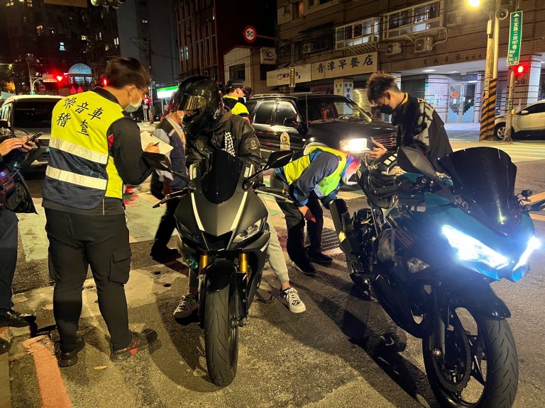 圖片說明:新店警與環保局聯手稽查噪音改裝車。(記者宋紹誠翻攝)