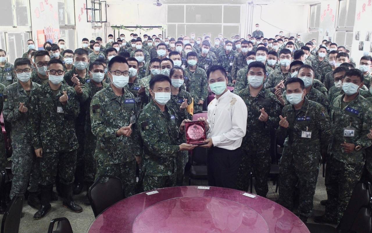 圖片說明：魔術師黃信凱經常受邀到國軍部隊分享自己透過正信正念創造奇蹟的魔幻人生。(記者馬治薇翻攝)