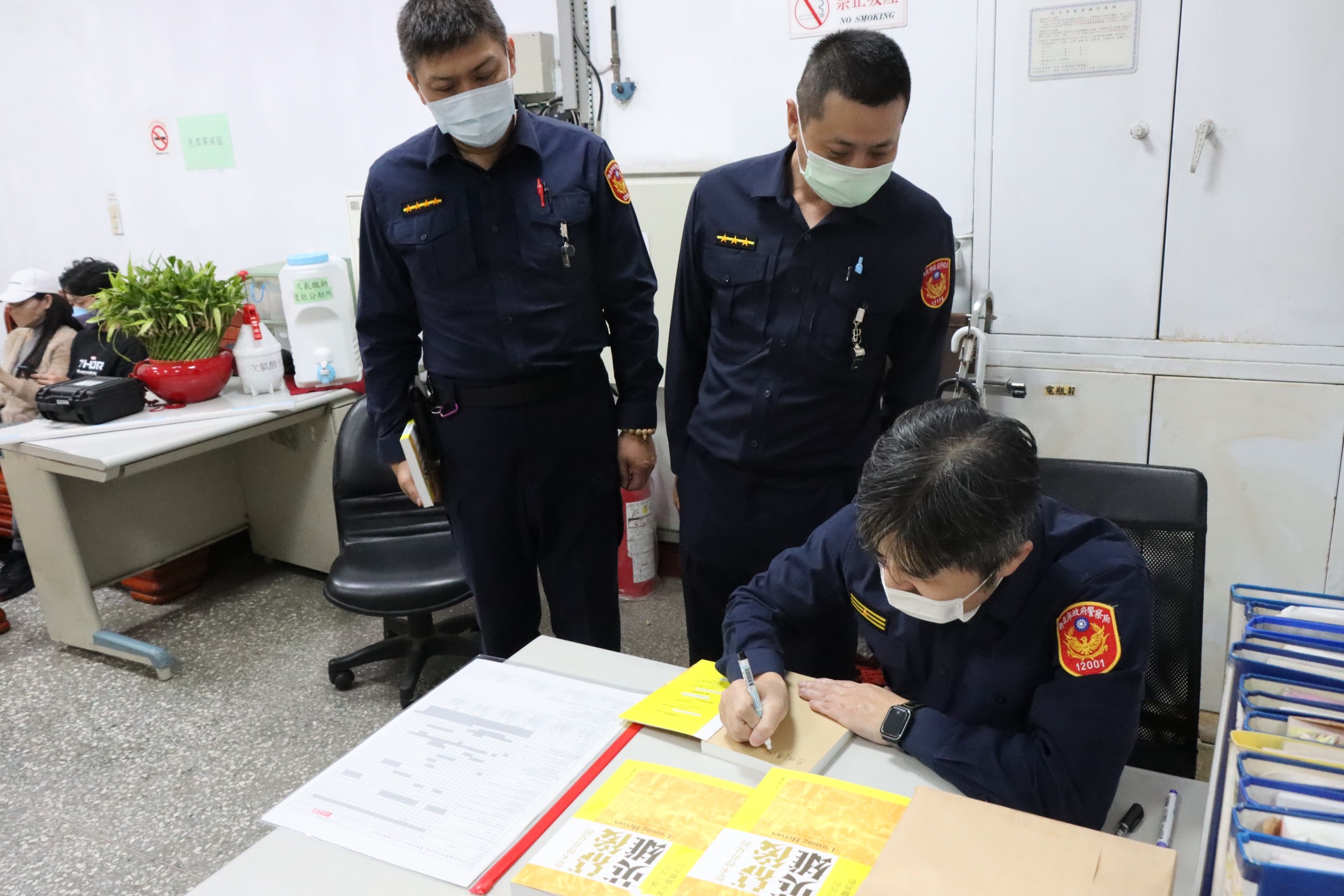 圖片說明：分局長王鴻儒攜帶著「防疫紀實」—您未曾看見的幕後英雄，至鶯歌地區各單位親筆簽名轉贈。（記者林艷林翻攝）