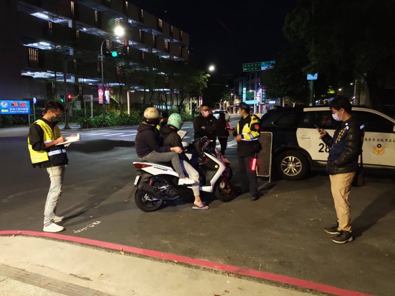 圖片說明：板橋分局結合環保局及板橋派出所、交通分隊聯合稽查取締，防制噪音車輛擾民及維護安寧秩序。 (記者林鈞澤翻攝)