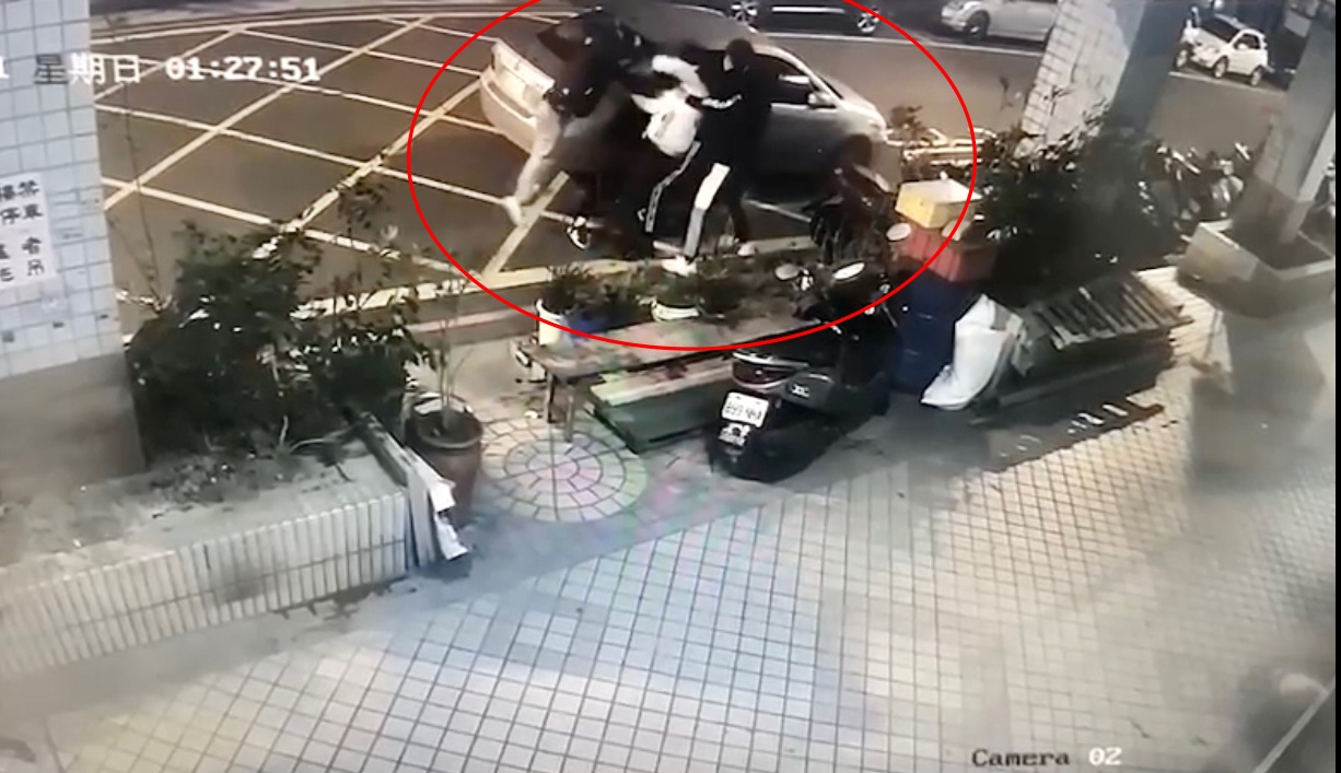 圖片說明：竹聯幫仁堂明仁會成員為討債拘禁債務人。（記者馬治薇翻攝）