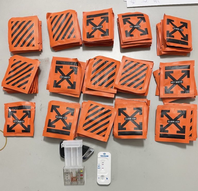 圖片說明：新北保大第二中隊員警路邊攔查可疑男子，查獲毒品咖啡包與愷他命。（記者劉芸圻翻攝）