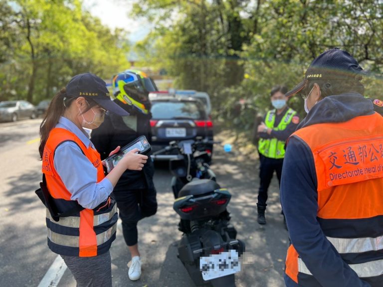 圖片說明:新店分局會同臺北區監理所聯合稽查北宜公路段。(記者葉鈞宇翻攝)