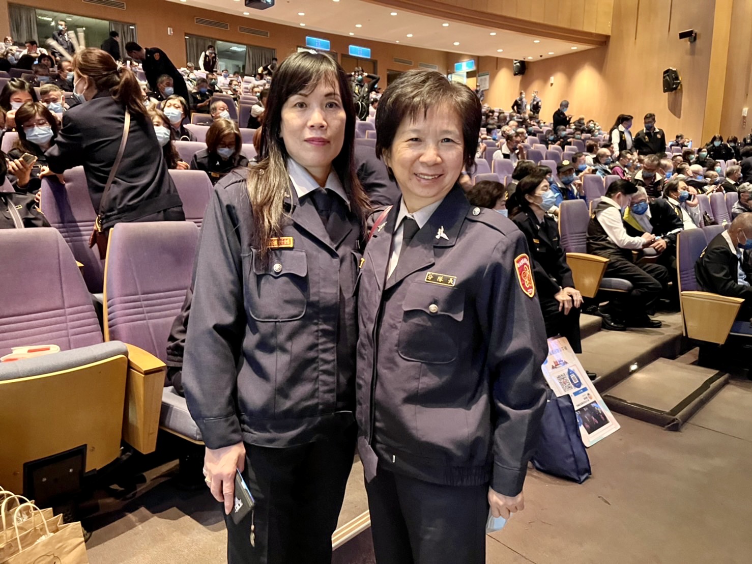 圖片說明：板橋義警分隊長郭文琴、副分隊長王郅雅，擔任後埔地區的義警，更獲得「學童守護天使」的美名！（記者戴昱弘翻攝）