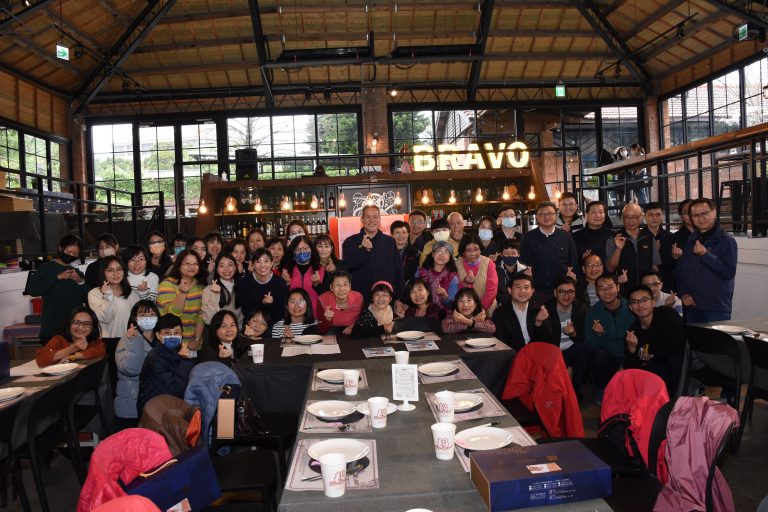 圖片說明：士林分局為慶祝婦女節由吳分局長率領副分局長、內外勤單位主管及83位分局女性同仁，在陽明山上舉行活動。 (記者林艷林翻攝)