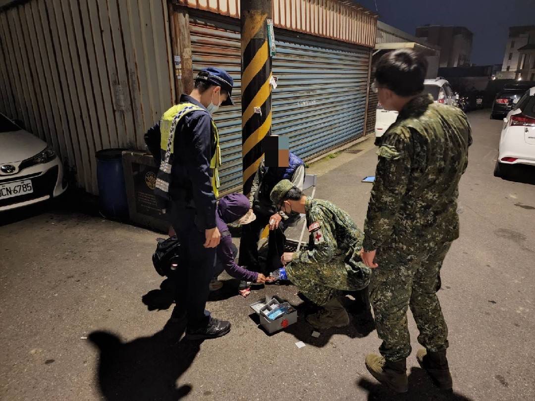 圖片說明：柯姓上士不畏髒汙立即拉救跌落水溝的老先生。（記者宋紹誠翻攝）