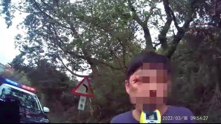 圖片說明：長安所員警一路緊追躲避盤查的酒駕民眾。（記者趙靜姸翻攝）