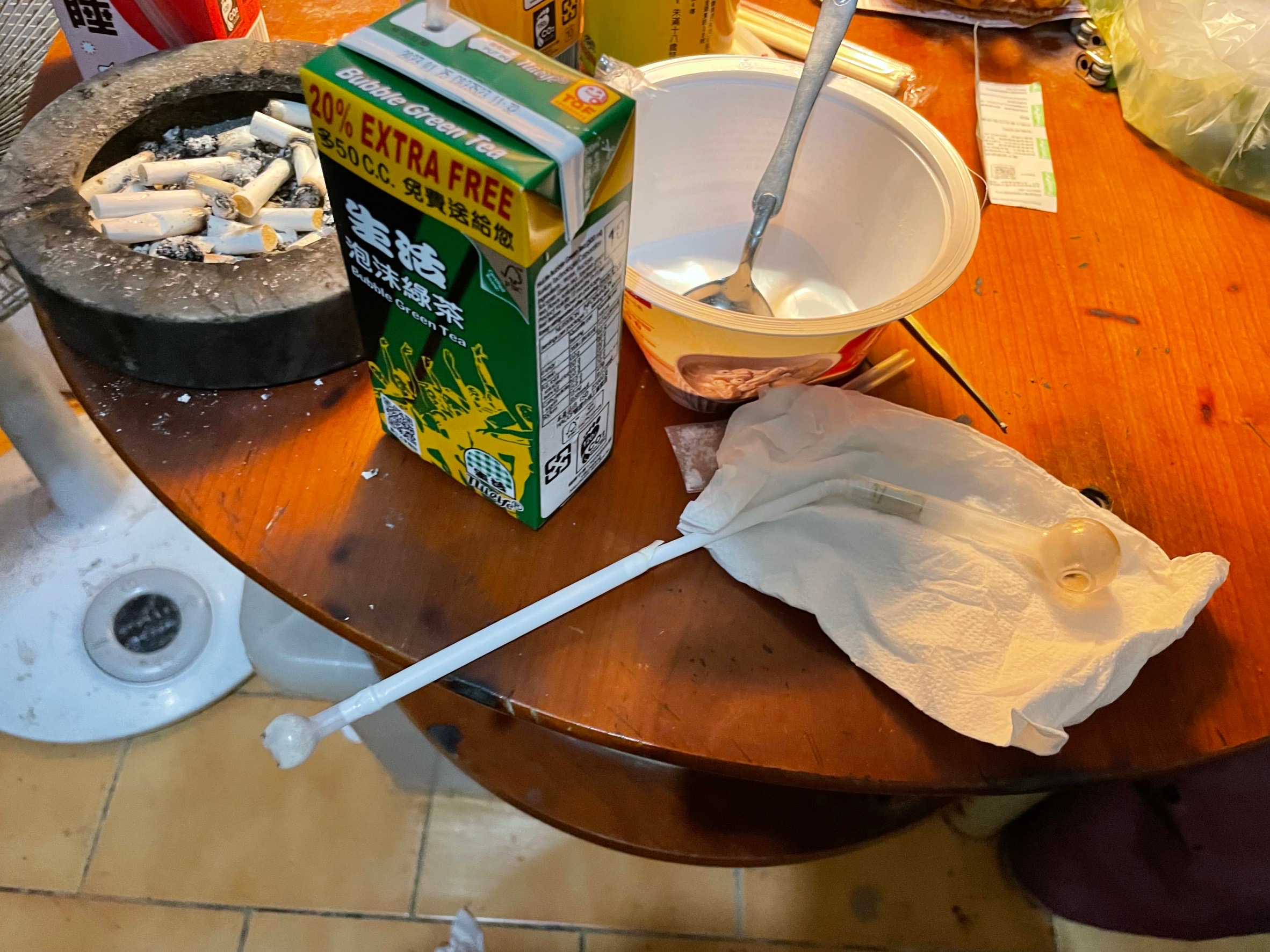 圖片說明：汐止所員警獲報至毒犯家中搜索出安非他命與吸食器。（記者馬治薇翻攝）   