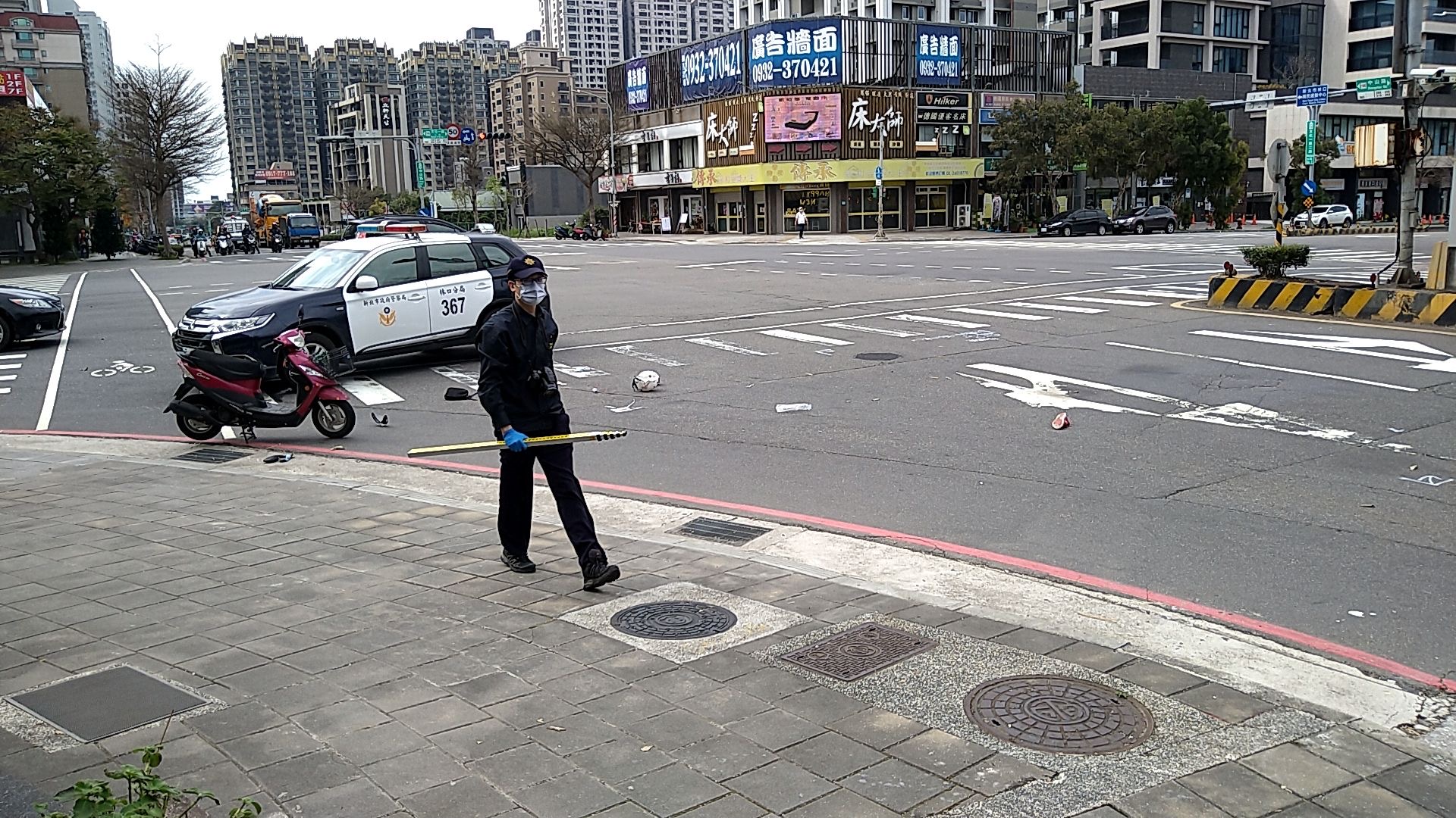 圖片說明：林口區發生一起大貨車撞擊機車的交通事故。（記者趙靜姸翻攝）   