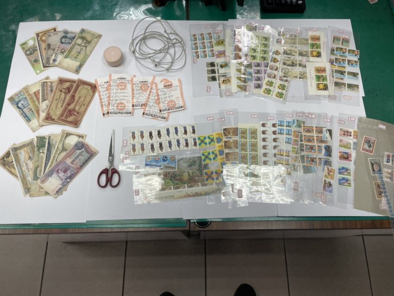 圖片說明：長安所員警查獲運動彩卷、80年代郵票、各國外幣及竊嫌犯案工具。（記者馬治薇翻攝）