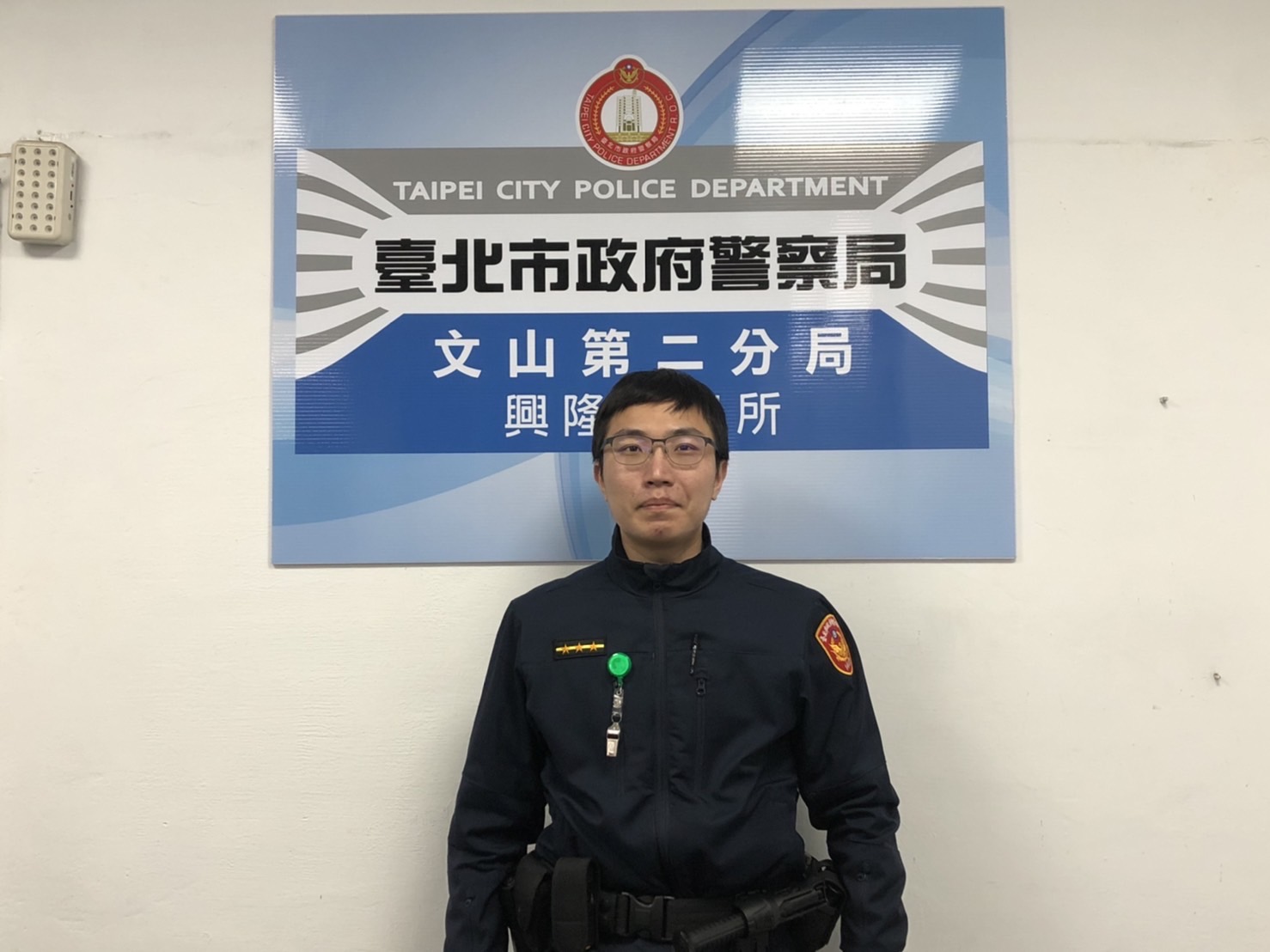 圖片說明：興隆所員警王瑞文執勤時攔查酒駕民眾。（記者趙靜姸翻攝）