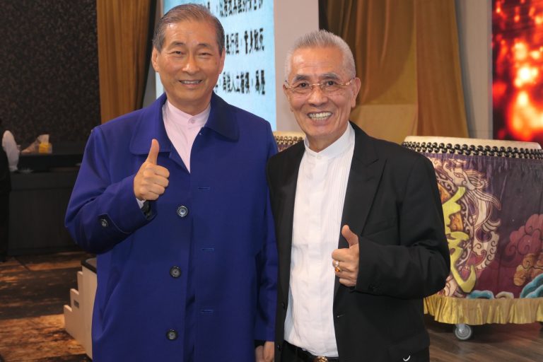 圖片說明：中華統一促進黨總裁張安樂（左），出席中華安清總會長張德潤（右）73歲壽宴。 （記者葉鈞宇攝）