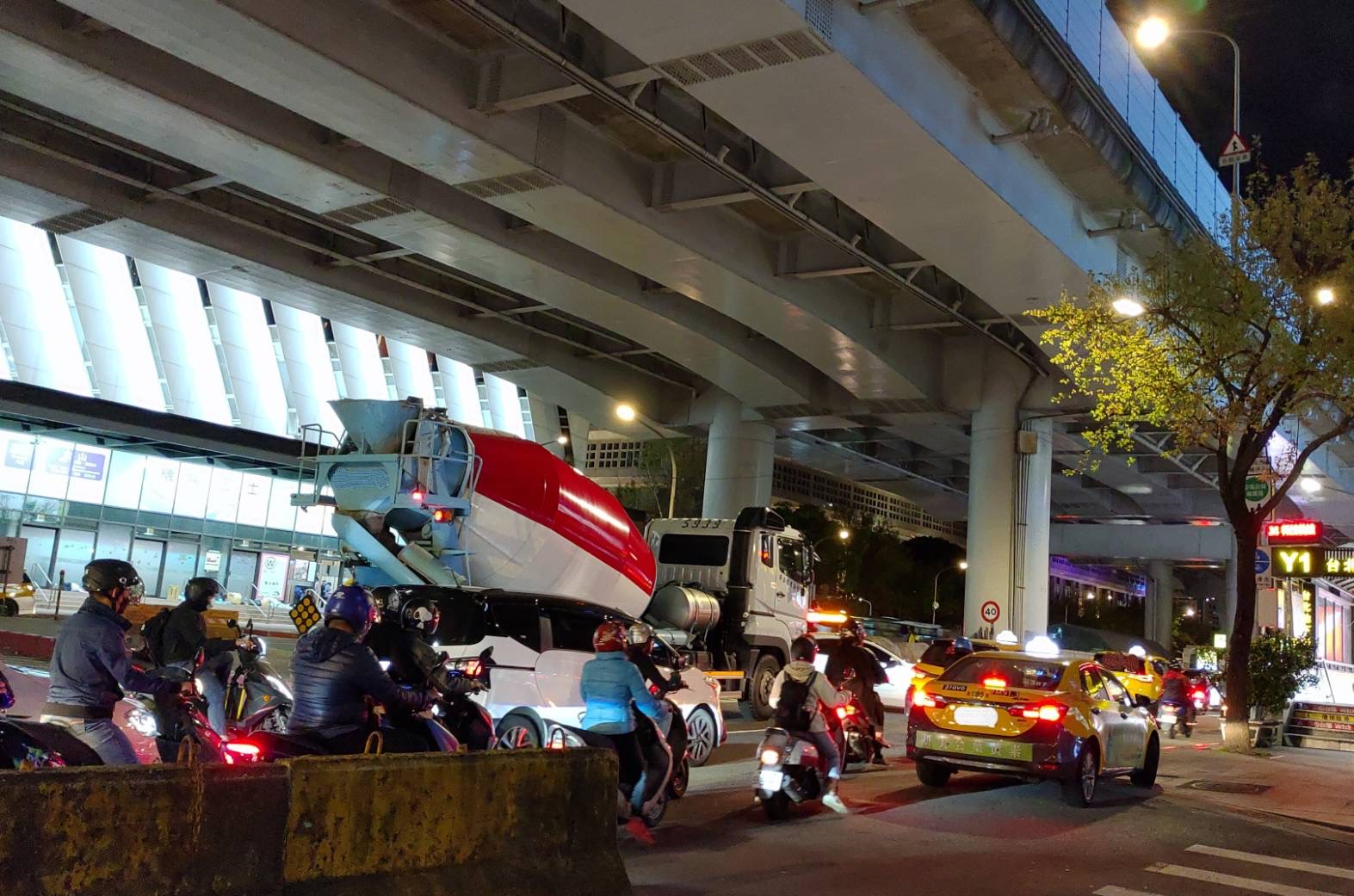 圖片說明：台北轉運站上下班車流量呼籲民眾行車安全。（記者李健興翻攝）