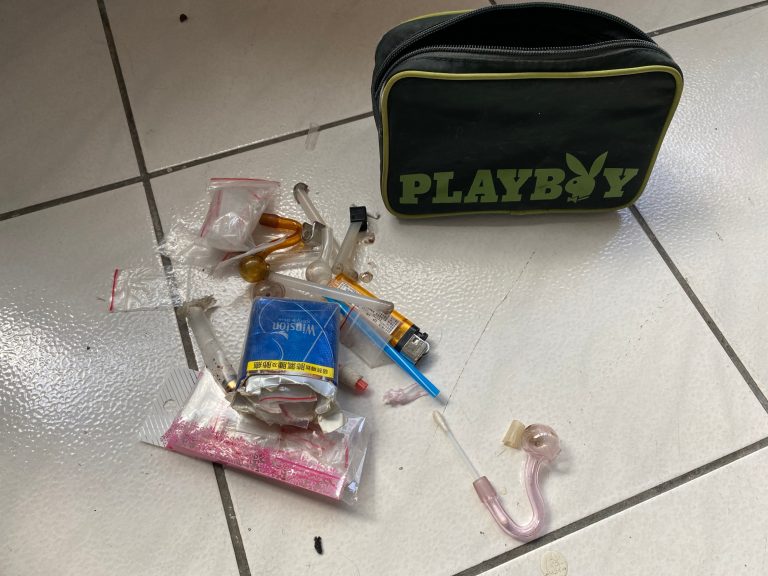 圖片說明:毒嫌欲丟包毒品,仍被汐止所員警識破。(記者趙靜姸翻攝)