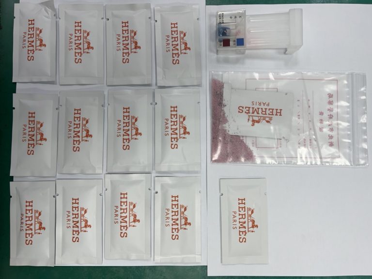 圖片說明：男子為躲避長安所員警盤查欲丟棄內裝有”H牌”毒咖啡的包包。（記者馬治薇翻攝）