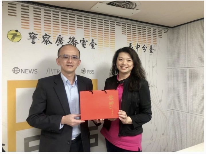 圖片說明：台中市警察局第五副分局長手林志勇，受邀參加警察廣播電臺台中分臺「945會客室」，暢談警方「反詐騙」打詐工作。（圖/警察廣播電臺台中分臺提供）