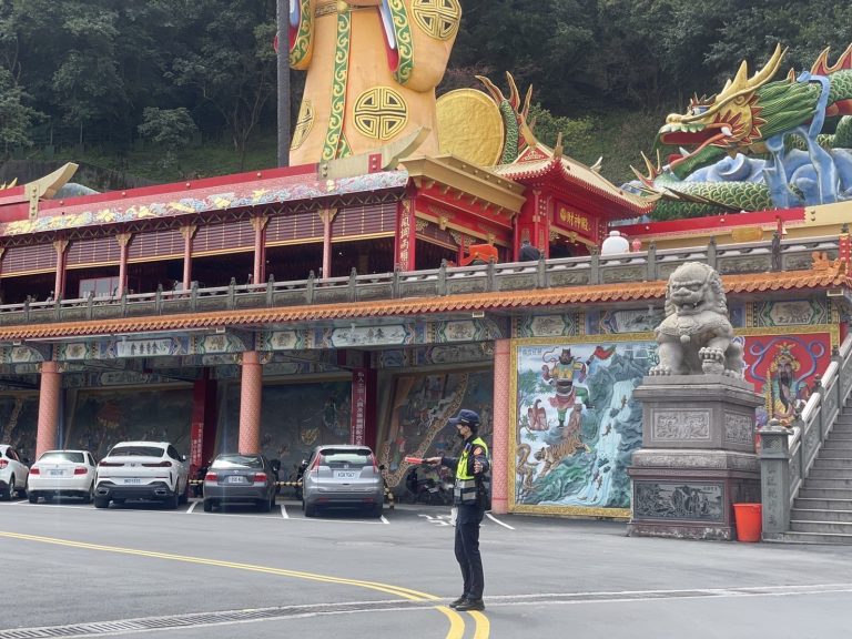 圖片說明：中和分局增派義交加強交通疏導及管制措施。（記者馬治薇翻攝）