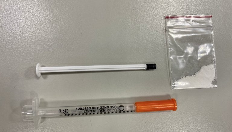 圖片說明:汐止所員警眼尖攔查一名通緝犯並搜查到海洛英與注射針筒。(記者馬治薇翻攝)