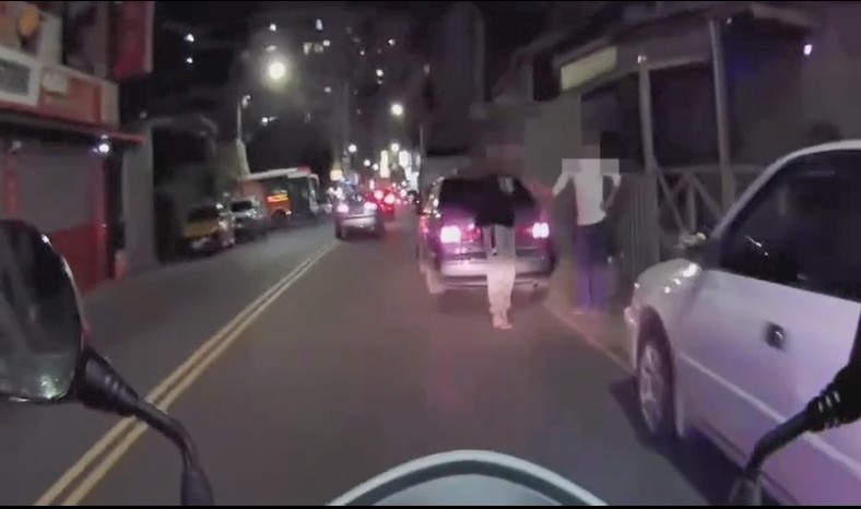 圖片說明：社后所員警盤查一路邊違停小客車，查獲毒品與吸食器。（記者馬治薇翻攝）