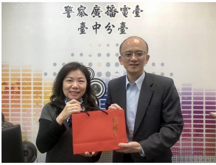 圖片說明：林副分局長於「945會客室」分享警方打詐工作並進行反詐宣導。（圖/警察廣播電臺台中分臺提供）