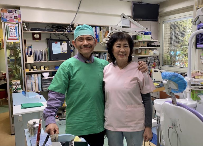 圖片說明：奚臺陽(左)和王麗雁牙醫師(右)賢伉儷。(劉正廷攝)
