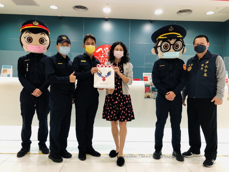 圖片說明：海山分局為感謝金融機構與超商業者積極協助攔阻詐騙，分局長周振安親自帶領團隊致贈宣導品。 (記者林鈞澤翻攝)